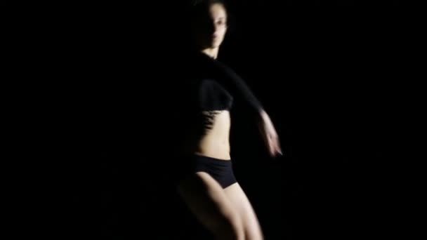 Sexy joven mujer bailando contemporáneo sobre fondo negro — Vídeos de Stock