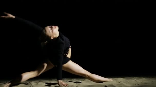 Mujer bailando contemporánea con arena sobre fondo negro — Vídeos de Stock