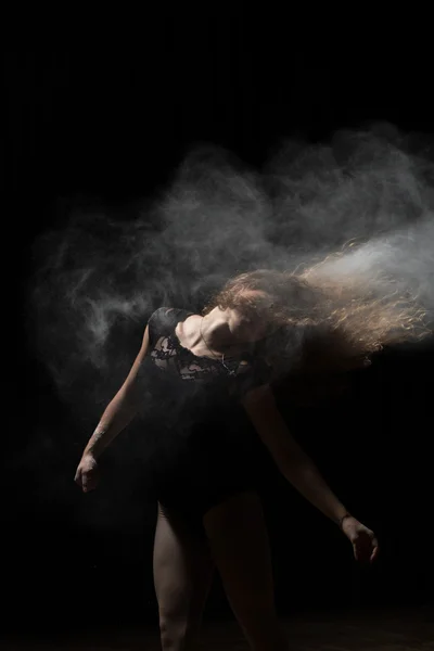 Mulher dançando com farinha no cabelo. Fundo preto . — Fotografia de Stock