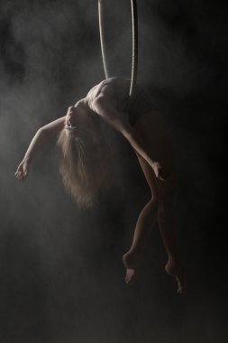 Akrobatik kadının serpilir un ile hava hoop öğesinde yapması