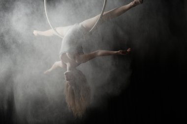 Akrobatik kadın jimnastik yaparken un ile hava çember üzerinde sicim çapraz