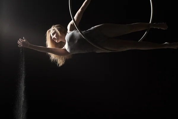 Mujer acrobática hundiéndose en el aro aéreo y vertiendo harina —  Fotos de Stock