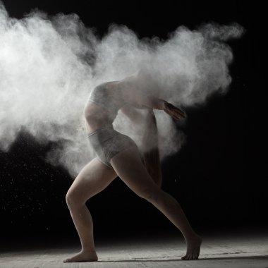 Zarif kadın serpilir un ile dans