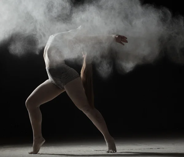 Mujer elegante bailando con harina espolvoreada — Foto de Stock