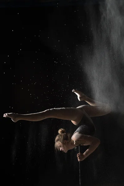 Pala ginnastica donna su equilibrio mentre cosparso di farina — Foto Stock