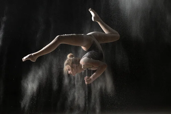 Ženy gymnasta stojka na equilibr zároveň sypané mouky — Stock fotografie