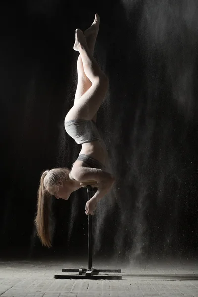 Gymnastic woman handstand on equilibre at sprinkled flour — Stock Photo, Image