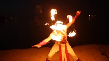 Meşale geceleri açık yanma ile Fireshow performans