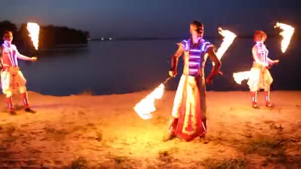 Grupo de pessoas mostram desempenho de fogo à noite ao ar livre — Vídeo de Stock