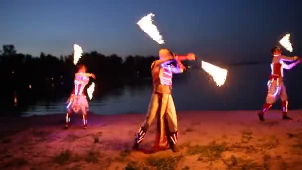 Groupe de personnes montrent la performance du feu la nuit en plein air — Video