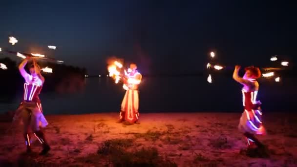 Vuurshow prestaties met de brandende fakkel nachts buiten — Stockvideo