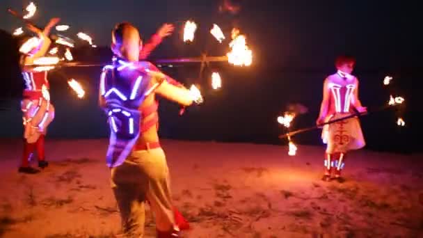 Fireshow výkon s hořící pochodní v noci venkovní — Stock video