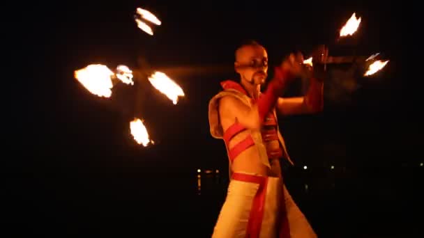 Yangın gece performans göster — Stok video