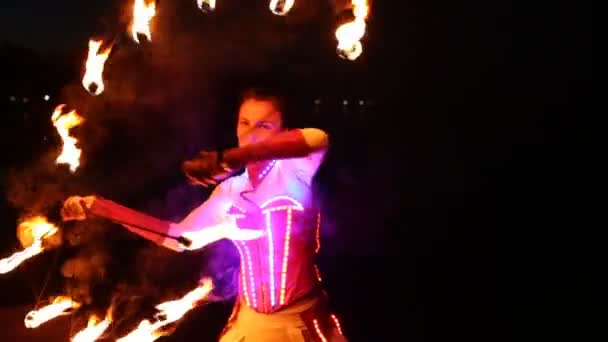 Fireshow výkon s hořící pochodní v noci venkovní — Stock video