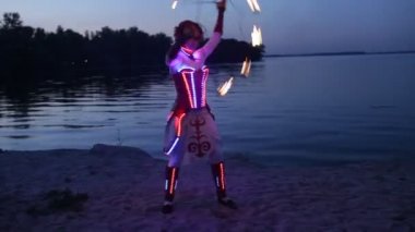 Akşamları Nehri yakınında meşale yakma ile kadın fireshow performans