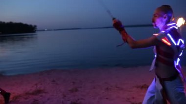 Meşale akşam saatlerinde açık yanma ile Fireshow performans