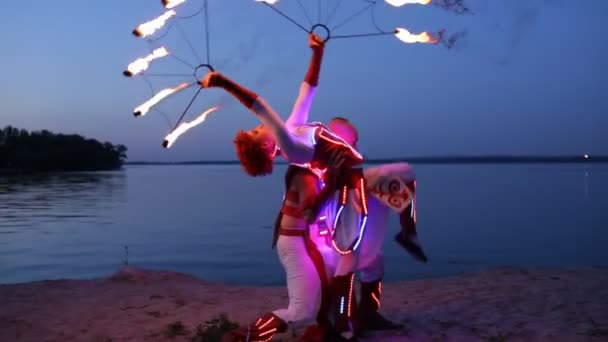 Fireshow rendimiento con la antorcha ardiente cerca del río por la noche — Vídeos de Stock