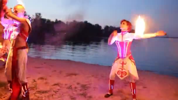 Performance du feu d'artifice avec torche brûlante en plein air le soir — Video