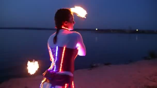 Fireshow výkon s hořící pochodní na večer venkovní — Stock video