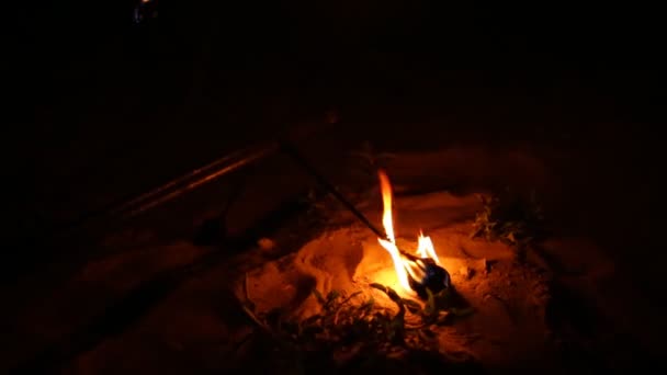 Горить полум'я на землі — стокове відео