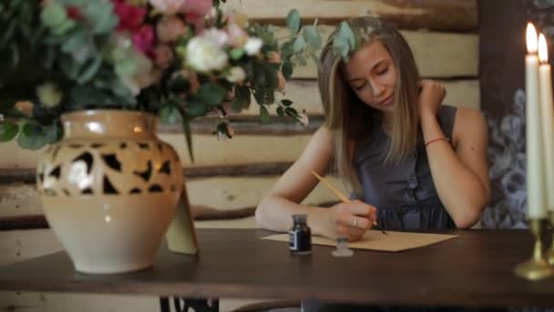 女性は、インクのペンを使って手紙を書く — ストック動画