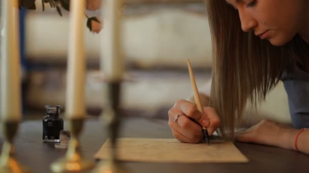 Mulher escrever uma carta usando caneta de tinta - quadro cortado — Vídeo de Stock