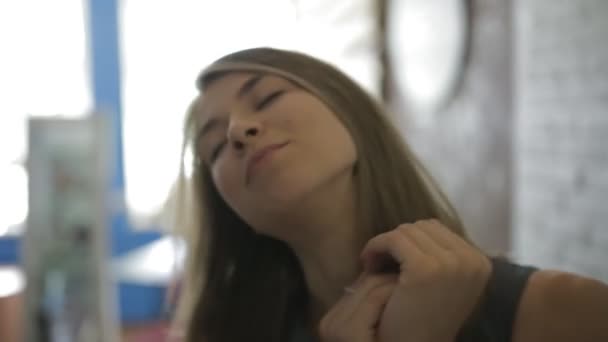 Linda mujer liberada sincera posando sobre fondo de pared de ladrillo blanco — Vídeo de stock