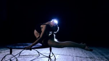 Zarif esnek sanatçı kadının sanatsal eğme yapması