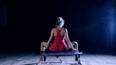 Esnek zarif kadının sahne sanatsal eğme yapması