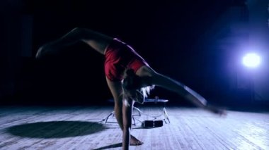 Esnek kadının eğme sahnede yapması