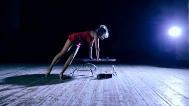 Zarif esnek sanatçı kadının sanatsal eğme yapması