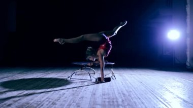 Zarif esnek sanatçı kadının sanatsal eğme yapması