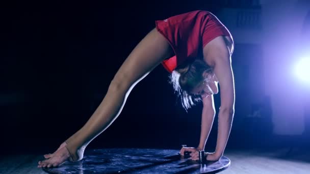 Гибкая грациозная женщина делает артистическую акробатику на сцене — стоковое видео