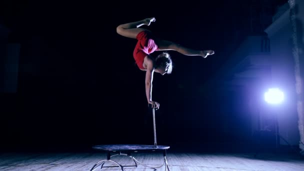 Mulher flexível fazendo contorção enquanto a mão está no palco — Vídeo de Stock