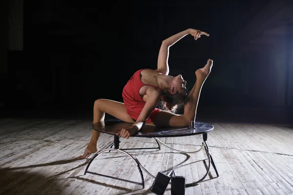 Elegante mujer intérprete flexible haciendo contorsión artística — Foto de Stock