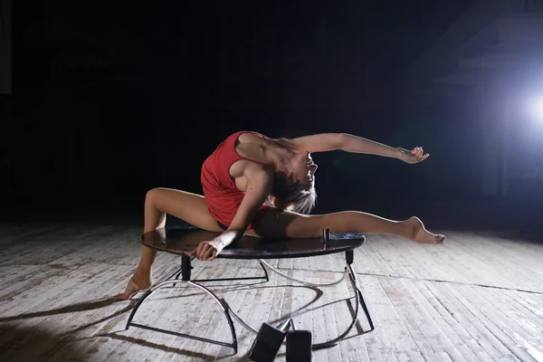Flexibla graciösa kvinna gör konstnärliga förvridning på scen — Stockfoto