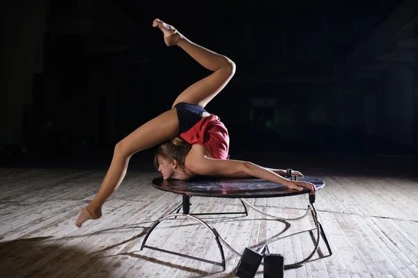 Elegante mujer intérprete flexible haciendo contorsión artística — Foto de Stock