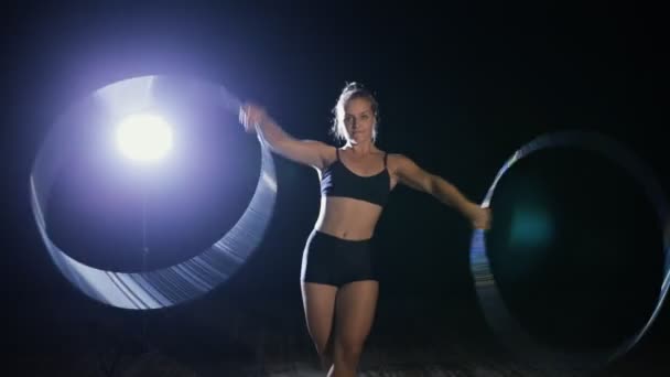 Profesional hembra circo acrobat girar hula hoop en escena — Vídeos de Stock