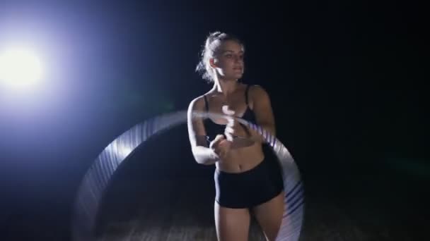 Profissional feminino circo acrobata girar hula hoop na cena — Vídeo de Stock