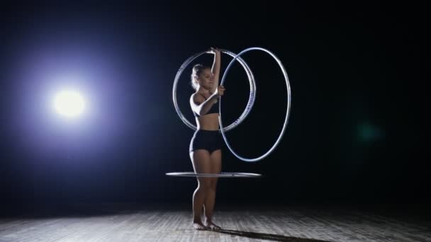 Professzionális női akrobatikus előadóművész hula hoop forgatni a színpadon — Stock videók