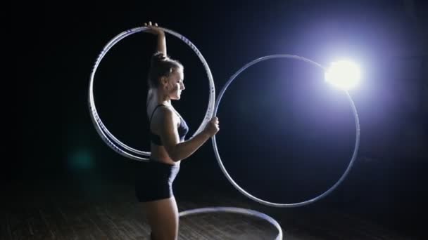 Profesionální žena akrobatické performer otočit hula hoop na scéně — Stock video