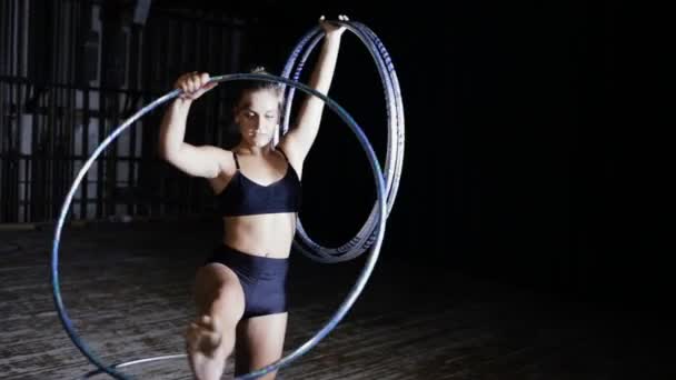 Professional female acrobatic performer rotate hula hoop on stage — Stock Video