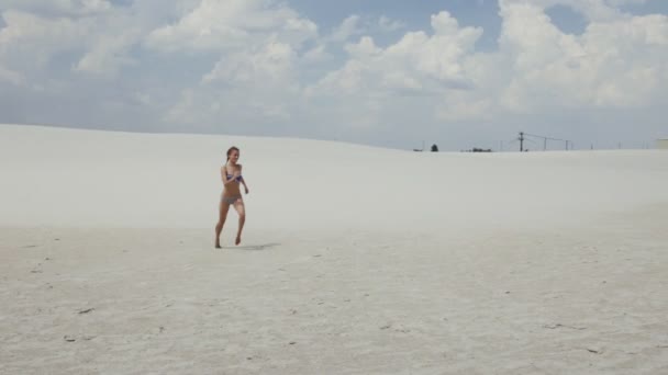 Young woman amain jumping into a lake — Stock Video