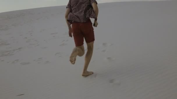 Liberté homme courant au désert dans un style décontracté 