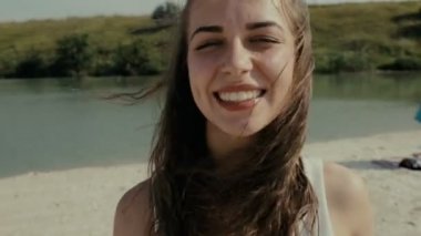 Genç gülümseyen kadın gölde yaz tatil tatil keyfini