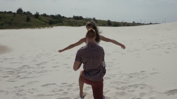 Jovem e mulher dançando no deserto — Vídeo de Stock