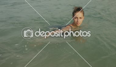 Sıcak yaz tatil günü göl keyfi ile Yüzme kadın