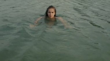 Sıcak yaz tatil günü göl keyfi ile Yüzme kadın