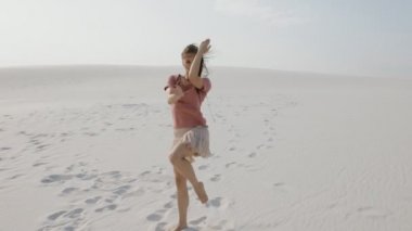 Genç kadın çöl hip hop dans