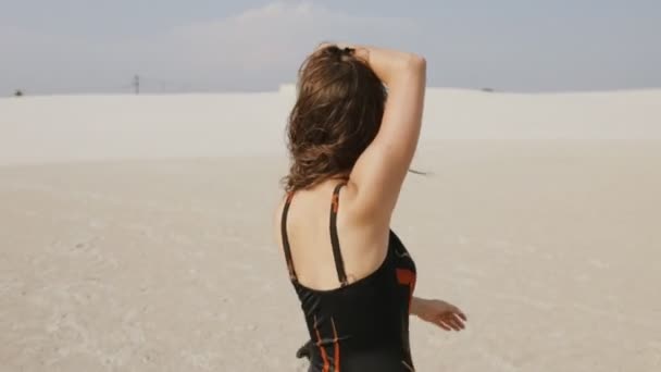 Jovem mulher desfrutar de liberdade no deserto no dia de verão — Vídeo de Stock